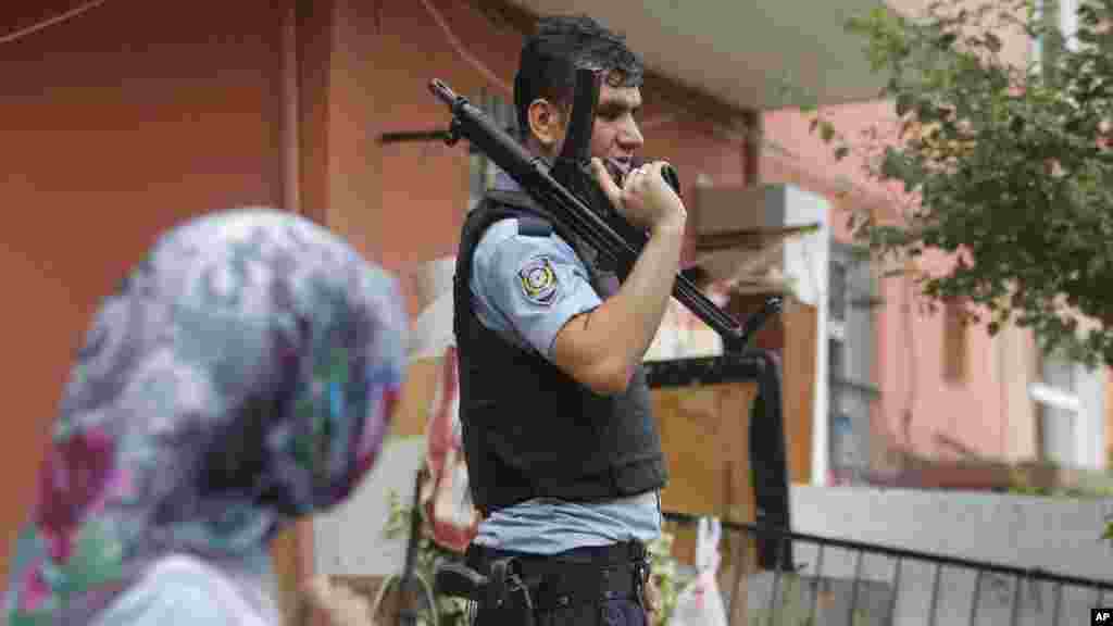 Un agent de la police turc assure la sécurité d&#39;une route menant à l&#39;édifice du consulat américain à Istanbul, 10 août 2015.