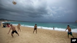 Unos 14.000 turistas han tenido que buscar refugio en los hoteles de Los Cabos, en México, por la llegada del huracán Newton.