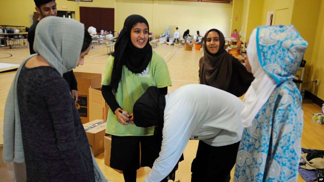 Relawan Islamic Society of Greater Houston menyerahkan paket bantuan di sebuah masjid yang digunakan sebagai tempat berteduh bagi para korban badai Harvey, Kamis, 31 Agustus 2017. Komunitas Muslim Houston, yang diperkirakan 200.000 orang, telah membuka banyak pusat komunitasnya dan mengirim ratusan relawan untuk menyalurkan dana dan bantuan pangan. 