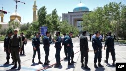 Petugas polisi berjaga di lokasi kejadian, di sekitar tempat suci pendiri revolusioner Iran Ayatollah Khomeini, setelah melakukan serangan terhadap beberapa penyerang di Teheran, Iran, Rabu, 7 Juni 2017. (AP Photo / Ebrahim Noroozi)