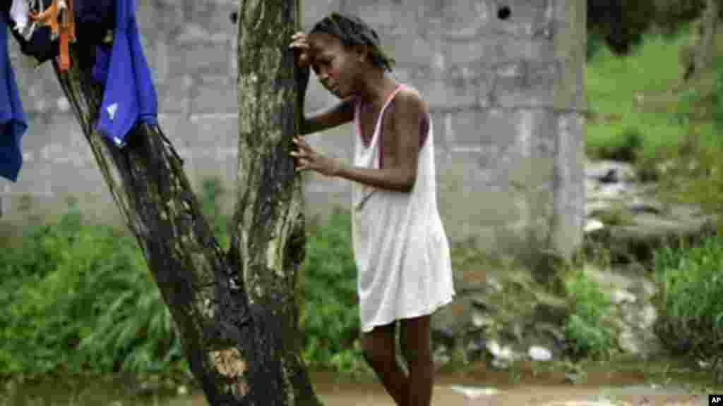 Mercy Kennedy, 9 ans, pleure comme elle vient d&rsquo;apprendre que sa mère est morte, devant son domicile à Monrovia, au Libéria, le jeudi 2 octobre 2014. (AP Photo / Jerome Delay) 