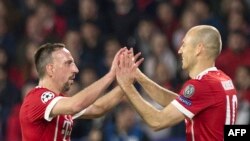 Le Français Franck Ribéry du Bayern Munich, à gauche, et son coéquipier néerlandais Arjen Robben se congratulent après le deuxième but de leur équipe lors du quart de finale de Ligue des champions contre le Sevilla FC au stade Ramon Sanchez Pizjuan, à Sév