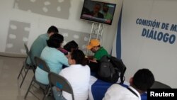 Journalists follow a live transmission of talks between representatives of Nicaragua's government and local civic groups, mediated by Catholic Church leaders, in Managua, Nicaragua, June 15, 2018.