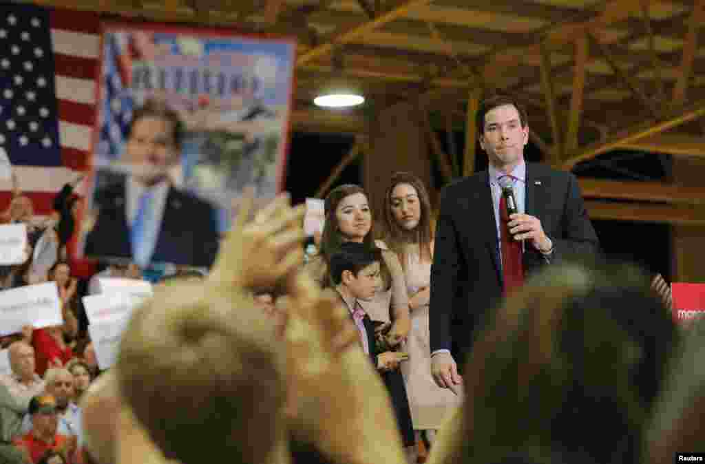 Republican U.S. presidential candidate Senator Marco Rubio pauses as his children look on during a Super Tuesday campaign rally in Miami, Fla., March 1, 2016.