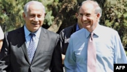 Ðặc sứ Hoa Kỳ về vấn đề Trung Ðông George Mitchell (phải) và Thủ tướng Israel Benyamin Netanyahu trò chuyện trước cuộc họp ở Caesarea, ngày 29/9/2010