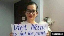 Nhà hoạt động Đinh Thị Thu Thuỷ với biểu ngữ "Việt Nam is not for rent or sale to China" để phản đối dự luật Đặc khu và An ninh mạng vào năm 2018.