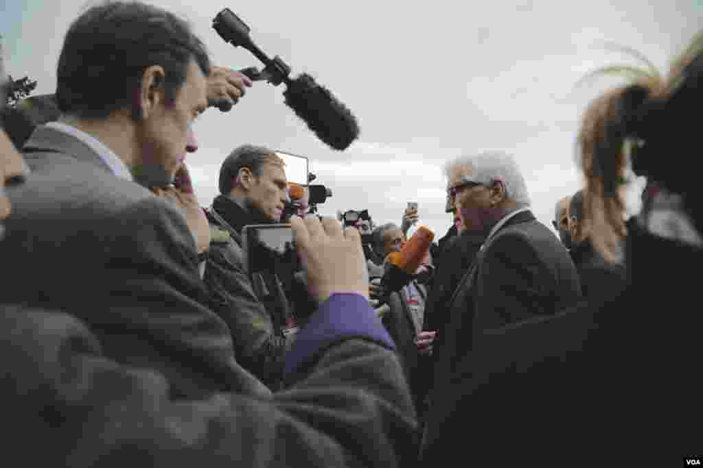 فرانک والتر اشتاینمایر وزیر خارجه آلمان در گفتگو با خبرنگاران در مقابل محل برگزاری مذاکرات اتمی ایران و ۱+۵ در لوزان سوئیس – یکشنبه ۹ فروردین ۱۳۹۴
