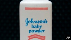 Johnson & Johnson fue obligada a pagar una demanda a una mujer que afirma contrajo cáncer de ovario por usar el talco para bebé de su marca.