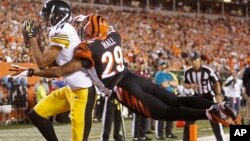 El receptor Derek Moye de los Acereros atrapa un pase para anotar frente a los Bengals de Cincinnati.