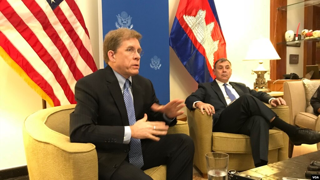 Patrick Murphy, deputy assistant secretary of state of Southeast Asia, speaks in a press briefing at the U.S. diplomatic residence, Phnom Penh, Cambodia, Wednesday, December 13, 2017. (Aun Chhengpor/VOA Khmer)