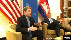 Patrick Murphy, deputy assistant secretary of state of Southeast Asia, speaks in a press briefing at the U.S. diplomatic residence, Phnom Penh, Cambodia, Wednesday, December 13, 2017. (Aun Chhengpor/VOA Khmer)