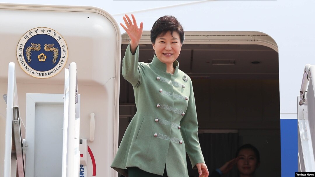 Presiden Park Geun-hye melambaikan tangan menuju ke Tehran. Seoul, Korsel.