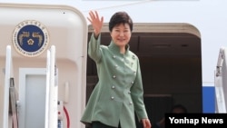 Presiden Park Geun-hye melambaikan tangan menuju ke Tehran. Seoul, Korsel.