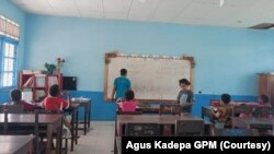 Guru relawan di Papua. (Foto: Courtesy/Agus Kadepa GPM)