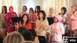 Isteri Dubes RI, Rosa Djalal (tengah baju kuning) dan kelompok House of Angklung Washington DC menyambut para tamu undangan dengan alunan musik angklung lagu Bengawan Solo (24/1).