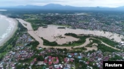 Daerah banjir di Bengkulu, Indonesia, diambil dari video yang diperoleh dari media sosial, 27 April 2019. (EP PRODUKSI KREATIF / via REUTERS).