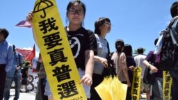 21歲的香港樹仁大學社工系二年級學生Tracy，對泛民議員否決政改感到激動。（美國之音 湯惠芸攝)