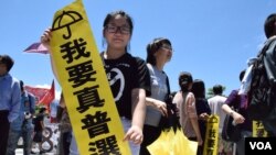 21岁的香港树仁大学社工系二年级学生Tracy，对泛民议员否决政改感到激动。 （美国之音 汤惠芸摄)