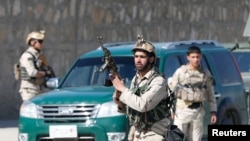 FILE - Pasukan Keamanan Afghanistan tiba di lokasi bentrokan antara pasukan Taliban dan Afghanistan di Kabul, Afghanistan, 1 Maret 2017 