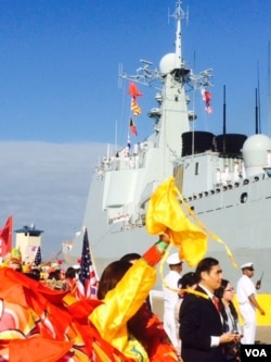 中国的济南号导弹驱逐舰在美国靠岸，当地华侨欢迎 （美国之音方冰拍摄，2015年11月3日）