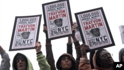 Trayvon Martin öldürüldüğünde kapşonlu kazak giyiyordu. Bu tarz giyimli insanlara yönelik önyargıyı protesto eden çok sayıda siyah, kapşonlu kazak giyerek New York'ta gösteri düzenledi.