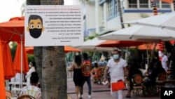 Znak za obavezno nošenje maski u Miami Beachu (Foto:AP/Lynne Sladky)