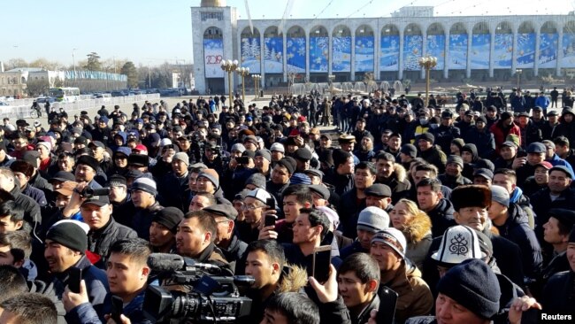 活动人士聚集在吉尔吉斯斯坦首都比什凯克市中心的阿拉套广场举行抗议，呼吁当局将中国的非法移民驱逐回国。（2019年1月17日）