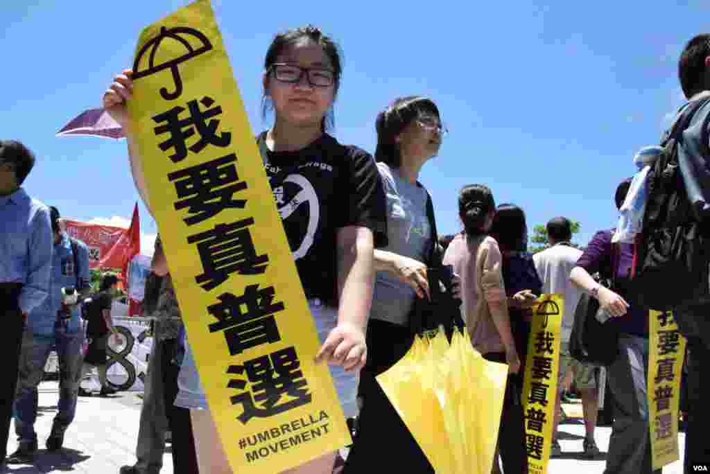 21歲的香港樹仁大學社工系二年級學生Tracy，對泛民議員否決政改感到激動。（美國之音 湯惠芸攝)