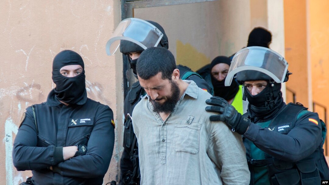 Petugas keamanan Spanyol menahan seorang anggota kelompok jihad Melilla, wilayah teritorial Afrika Utara di Spanyol (Foto: dok).