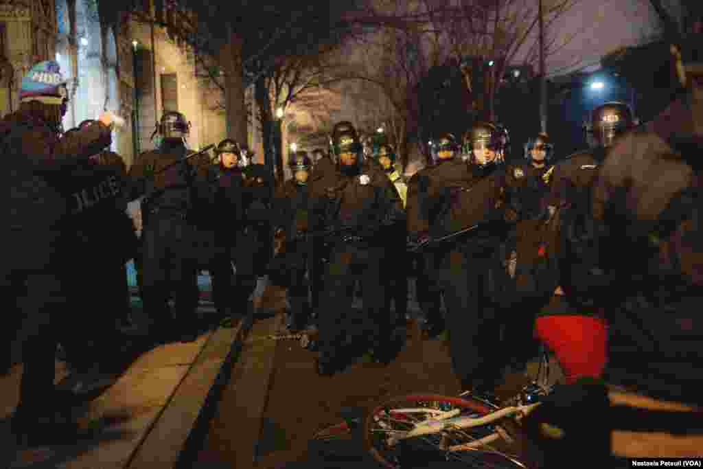 Sur la place Franklin, des militants anti-trump se sont faits repousser par la police, à Washington DC, le 20 janvier 2017. (VOA/Nastasia Peteuil)