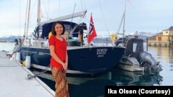 Ika Permatasari-Olsen di depan kapal yacht North Eagle yang sudah ditinggalinya selama dua tahun. (Foto: Ika Olsen)