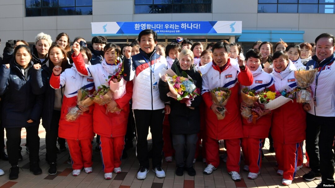 Sarah Murray (C), head coach of the combined women's ice hockey team is seen as North Korean women's ice hockey players arrive at the South Korea's national training center on January 25, 2018 in Jincheon, South Korea. (REUTERS/Song Kyung-Seok/Pool)