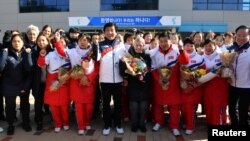 Sarah Murray (C), head coach of the combined women's ice hockey team is seen as North Korean women's ice hockey players arrive at the South Korea's national training center on January 25, 2018 in Jincheon, South Korea. (REUTERS/Song Kyung-Seok/Pool)