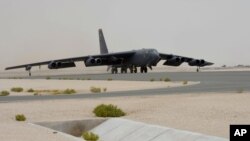 지난해 5월 미국 전략 폭격기 B-52H가 카타르의 알우데이드 공군 기지에서 출격하고 있다. 