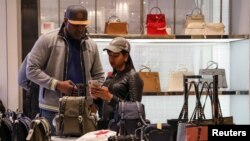 Suasana di salah satu gerai Macy's di New York, 11 Maret 2019. (Foto: dok).