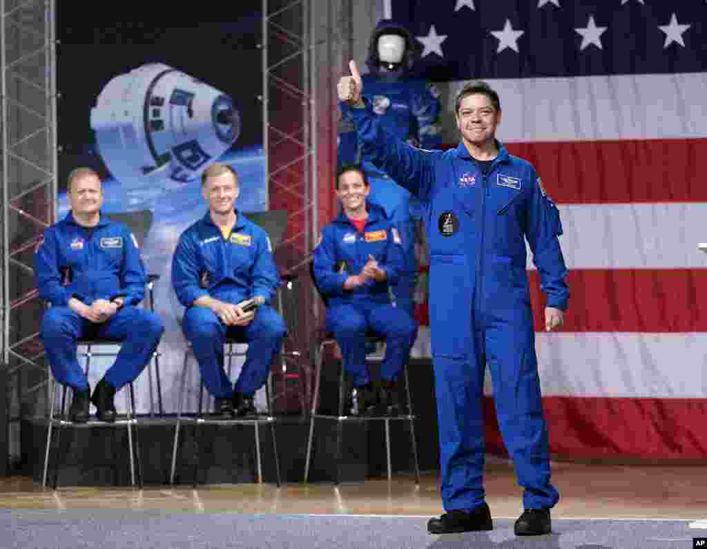 رابرت (باب) بنکن فضانورد آمریکایی یکی از دو سرنشین این ماموریت مهم و تاریخی خواهد بود. او سال ۲۰۱۸ برای این ماموریت انتخاب شد و تمرینات طاقت فرسایی را پشت سر گذاشته است.