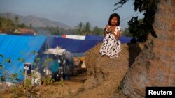 Seorang anak perempuan menangis saat sedang mengantre makanan di tempat pengungsian setelah gempa mengguncang Desa Sigar Penjalin di Lombok Utara, 10 Agustus 2018. (Foto: Reuters)
