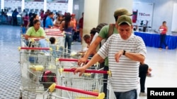 Los venezolanos enfrentan la mayor tasa de inflación del mundo y un elevado desempleo, pese a las riquezas petroleras.