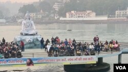 A Hindu prayer ceremony held every evening along the river bank draws many people in the northern town of Rishikesh, India. (Anjana Pasricha/VOA)