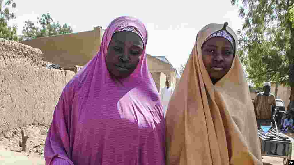 Une fille libérée par Boko Haram se promène avec sa mère à Dapchi, Nigeria, le 21 mars 2018