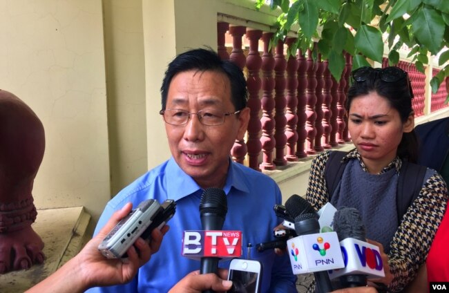 លោក គី តិច មេធាវី​របស់​លោក ហ៊ុន សែន ថ្លែង​ទៅ​កាន់​អ្នក​សារព័ត៌មាន​ក្រោយ​ចេញ​ពី​ស្តាប់​ការ​ប្រកាស​សាលដីកា​នៅតុលាការ​កំពូល​នៅ​រាជធានី​ភ្នំពេញ នា​ព្រឹក​ថ្ងៃ​ទី៥ ខែ​កក្កដា ឆ្នាំ​២០១៧។ (កាន់ ​វិច្ឆិកា/VOA)