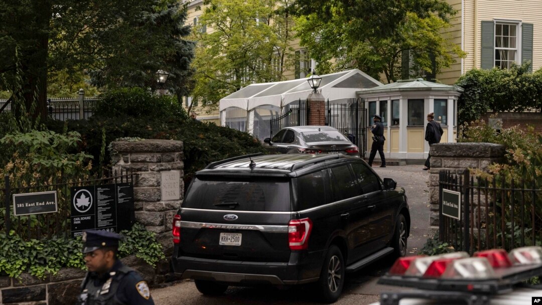 Возило на имотот на „Gracie Mansion“, официјалната резиденција на градоначалникот на Њујорк, Ерик Адамс, 26 септември 2024 година, во Њујорк, САД.