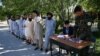 ARCHIVO- Soldados del ejército nacional afgano (ANA) registran prisioneros talibanes durante su liberación de la prisión de Bagram, junto a la base militar estadounidense en Bagram, a unos 50 km al norte de Kabul. 