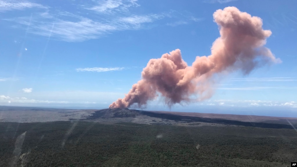 En esta foto provista por el Servicio GeolÃ³gico de EE.UU., se ven cenizas rojas del volcÃ¡n Kilauea en la Isla Grande tras un terremoto de magnitud 5 en el Parque Nacional de Volcanes en HawÃ¡i el jueves, 3 de mayo, de 2018.