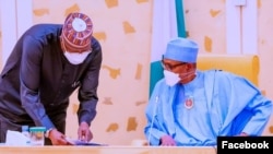 Shugaba Buhari, dama, da sakataren gwamnatin tarayya Boss Mustapha, hagu