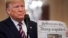 Le président américain Donald Trump brandit une copie de la Une du Washington Post qui annonce qu'il a été acquitté par le Sénat, le 6 février 2020.