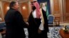 Le secrétaire d'État américain Mike Pompeo rencontre le prince héritier saoudien Mohammed ben Salman lors de sa visite à Riyad en Arabie Saoudite, le 16 octobre 2018.