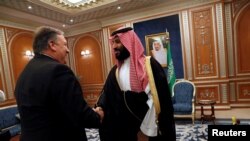 Ngoại trưởng Mỹ Mike Pompeo gặp Hoàng tử Ả Rập Xê Út Mohammed bin Salman, ngày 16/10/2018.