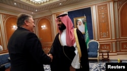 Ngoại trưởng Mỹ Mike Pompeo hội kiến Thái tử Saudi Mohammed bin Salman trong một chuyến thăm Riyadh, Ả-rập Saudi, ngày 16 tháng 10, 2018. 