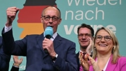 Pemimpin oposisi yang berhaluan konservatif dan Ketua Partai Uni Demokrat Kristen (CDU), Friedrich Merz (kiri) menyapa para pendukungnya setelah hasil exit poll pertama di Berlin, Jerman Minggu (23/2). 